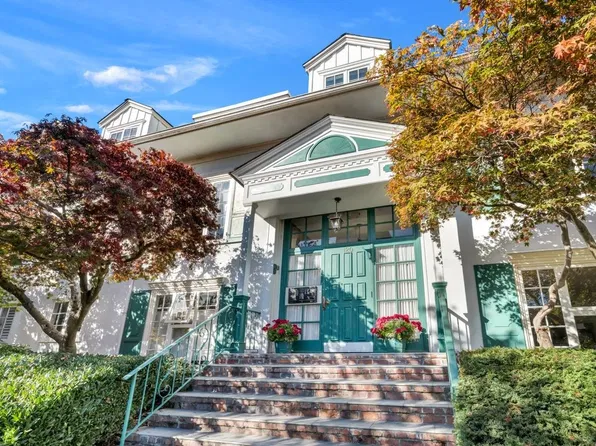 120 W 17th St #304, North Vancouver, BC V7M 1V4