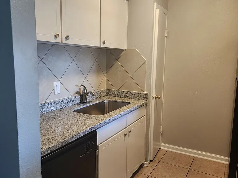 1911 Southmore Ave — Photo 13
