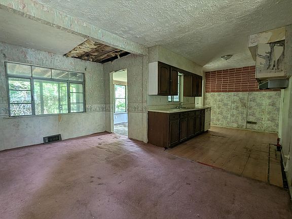 5th image of 326 W Singer St