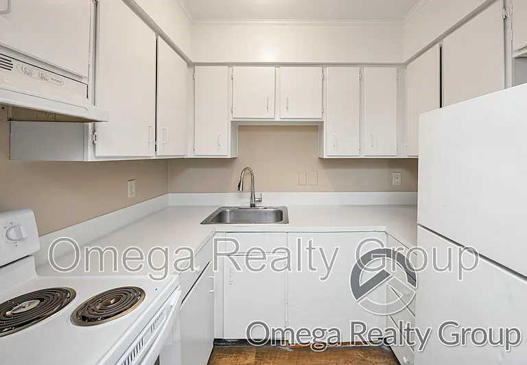 Camelot Apartments — Photo 28