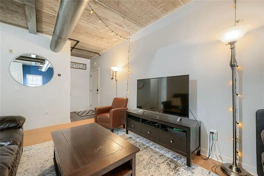 2 bed, 2.0 bath, 1181 sqft, $2,700 — Photo 2