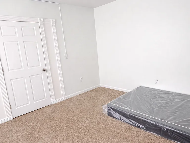 4 Lyford Ln — Photo 2