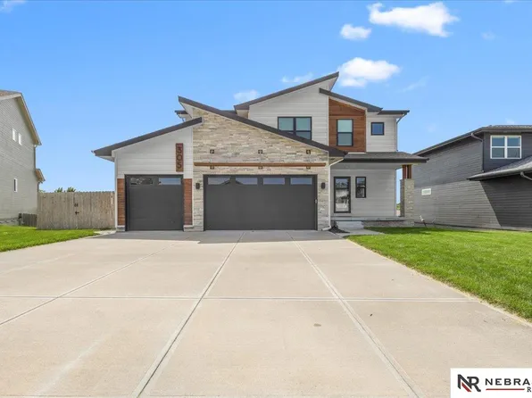 305 Otoe Dr, Yutan, NE 68073