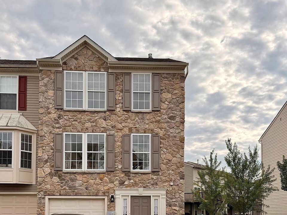 1st image of 210 Windsor Ct