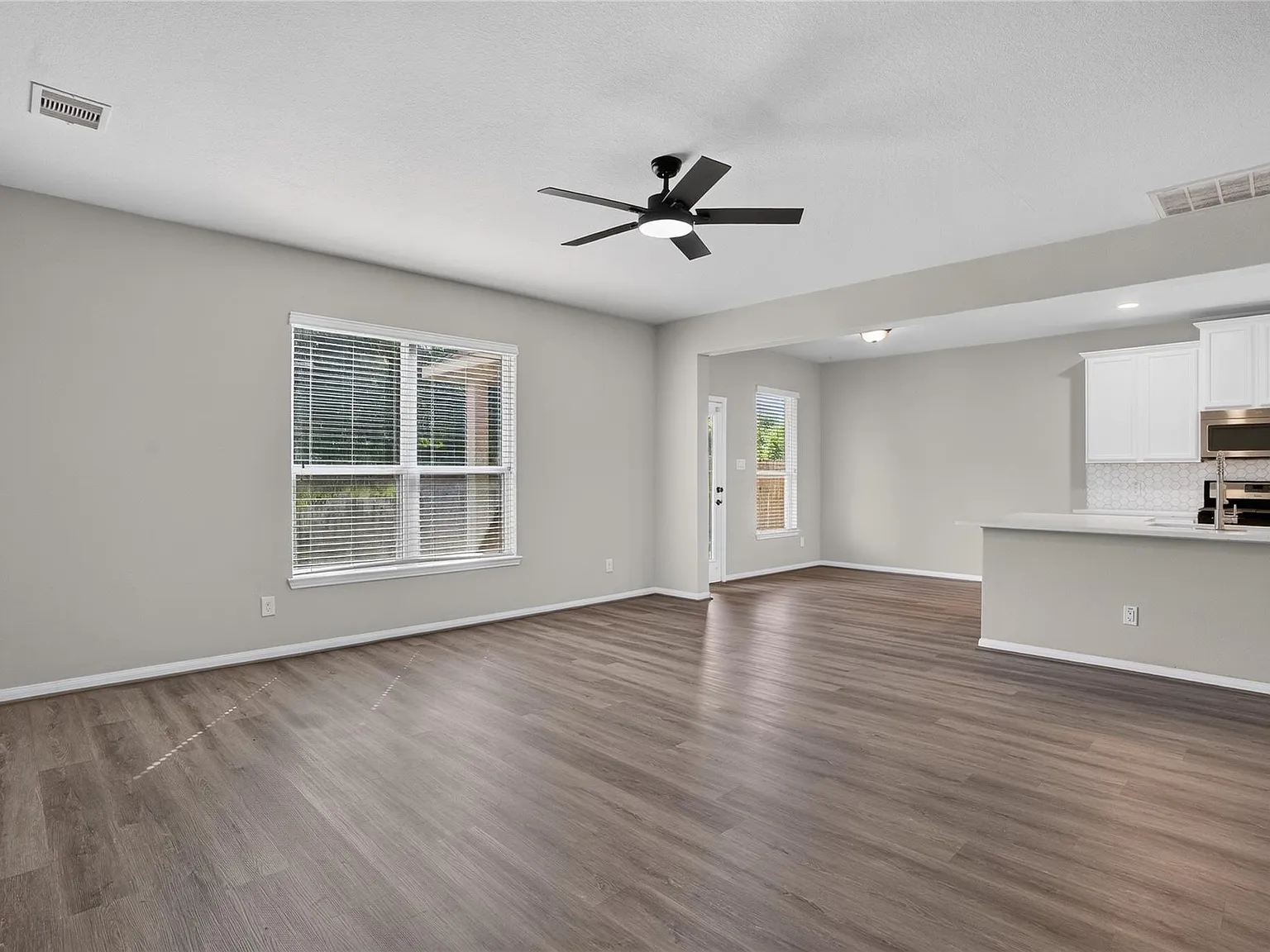 4 bed, 2.5 bath, 2318 sqft, $2,495 — Photo 4