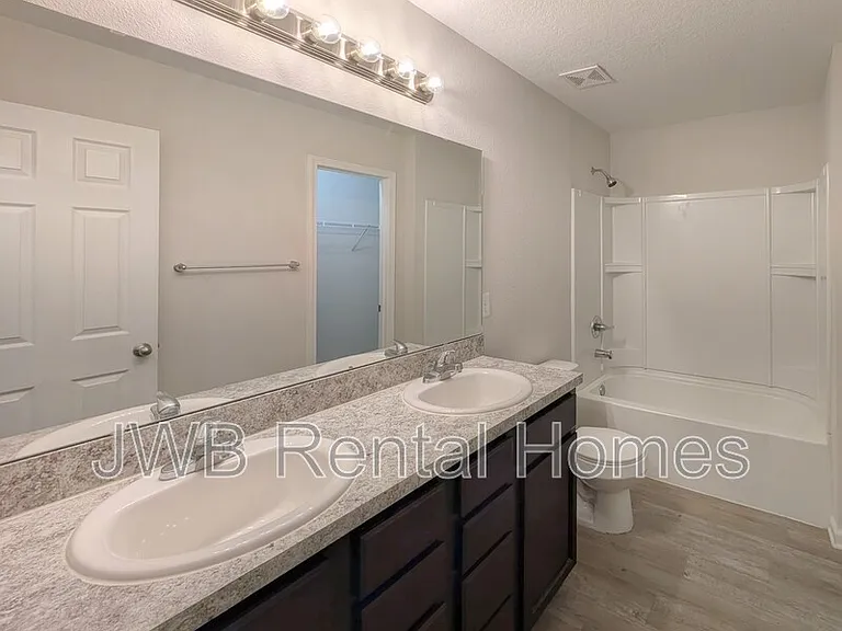 1252 Mull St — Photo 8