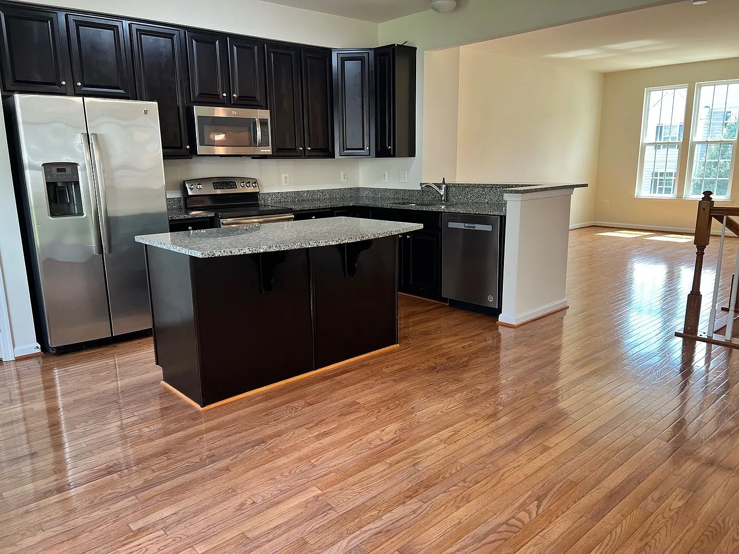 Stylish 3-Level Townhome with Garage in Riverwood — Photo 2