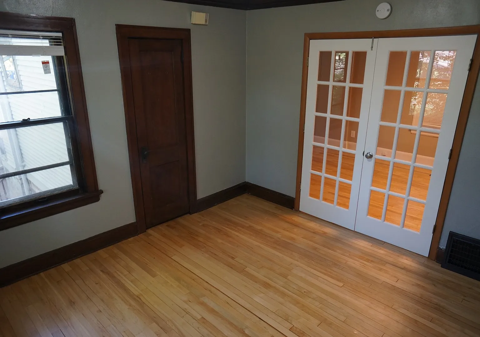 808 E 3rd Street — Photo 2