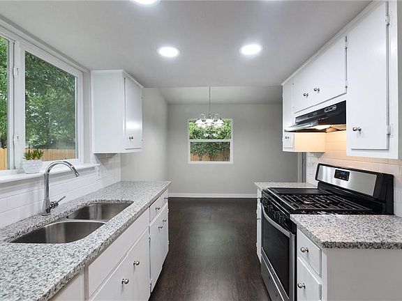 3rd image of 2413 Rockridge Dr