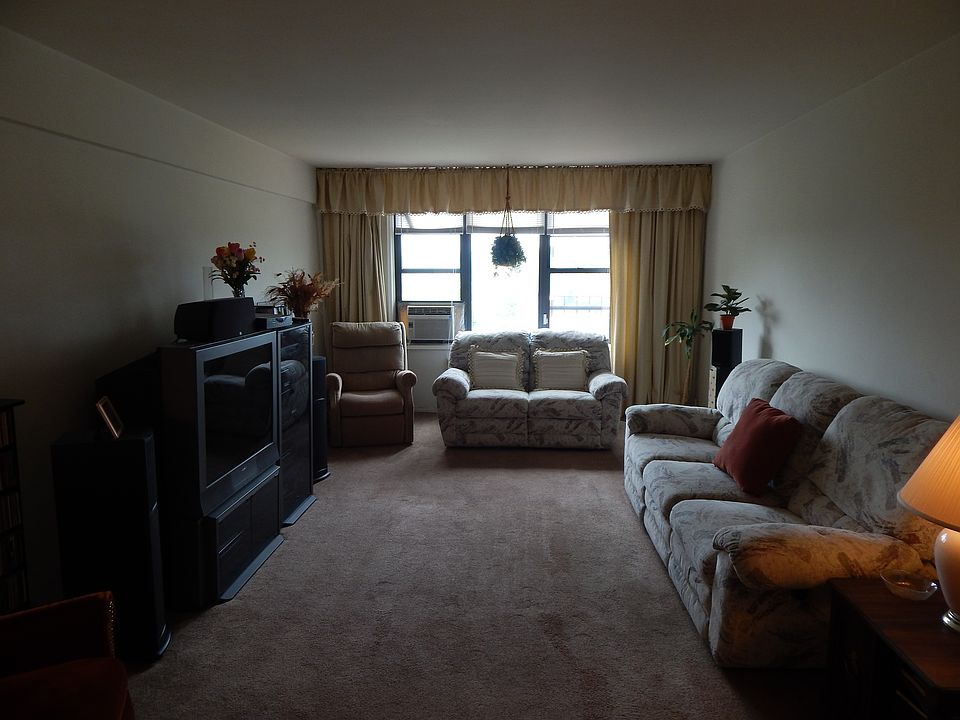1st image of 555 McLean Ave APT 4a