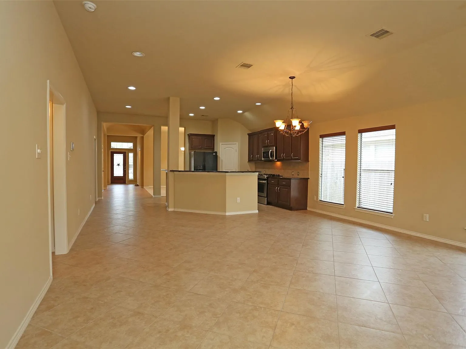 4 bed, 2.0 bath, 2339 sqft, $2,535 — Photo 4