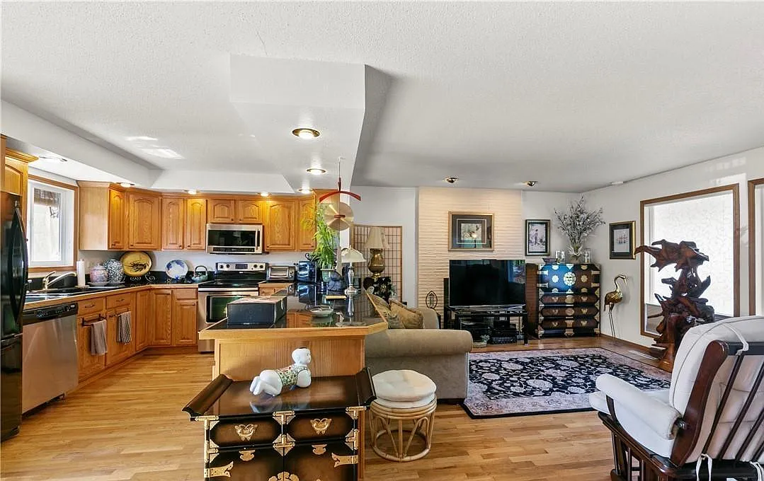 4 bed, 1920 sqft, $3,100 — Photo 2