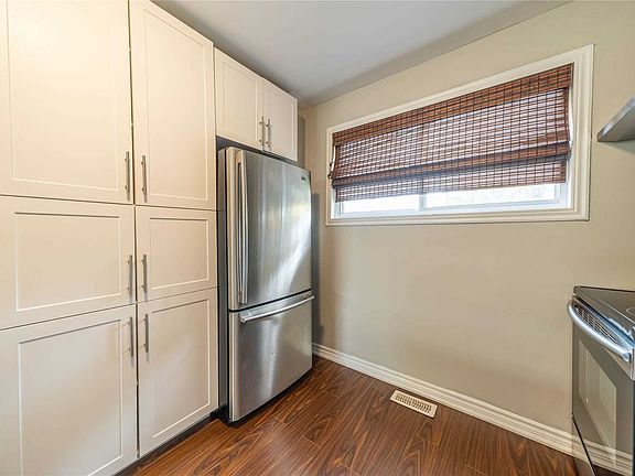 3rd image of 913 Carnaby Cres