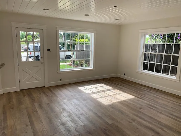 Abundance of natural light (living room).
