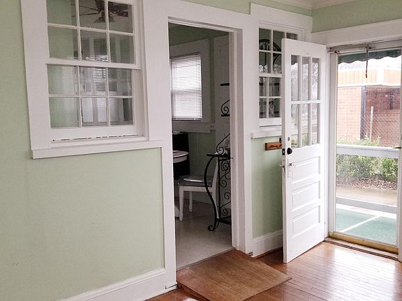 Entry/den