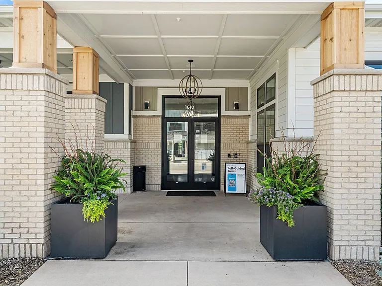 Elwood Apartment Homes — Photo 47