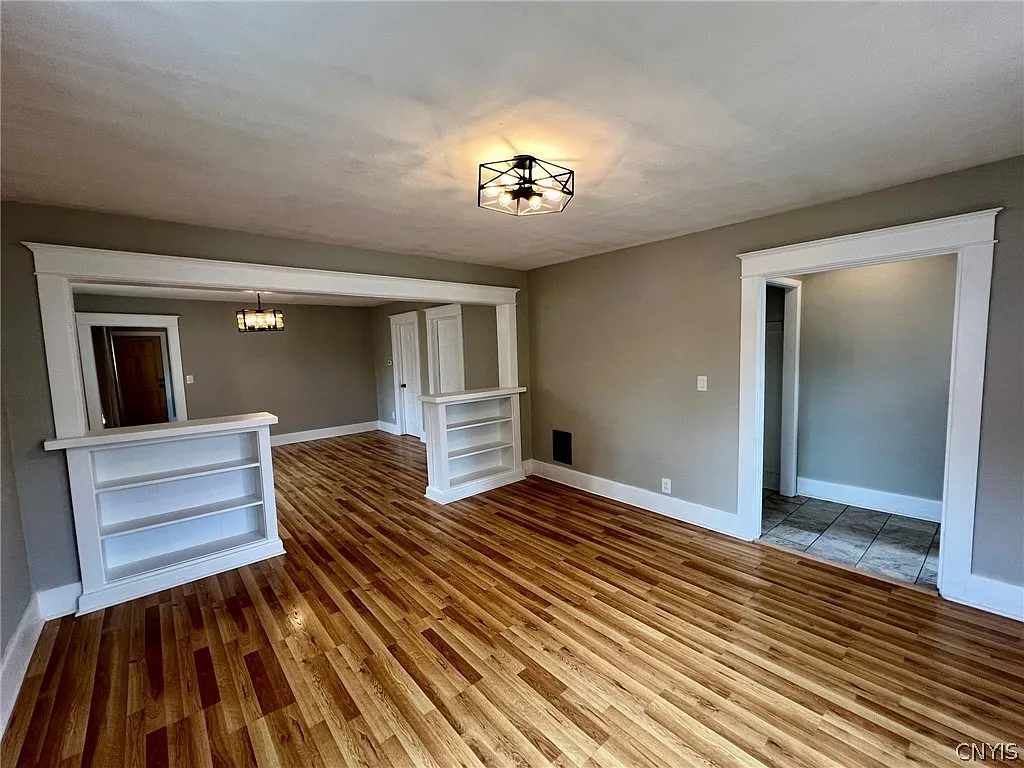 3 bed, 1.0 bath, 1300 sqft, $1,800 — Photo 4
