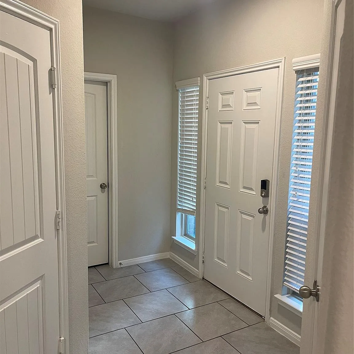 3 bed, 2.5 bath, 2054 sqft, $2,249 — Photo 3