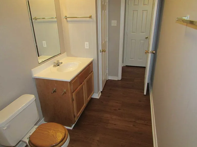 Royal Oaks Apts — Photo 11