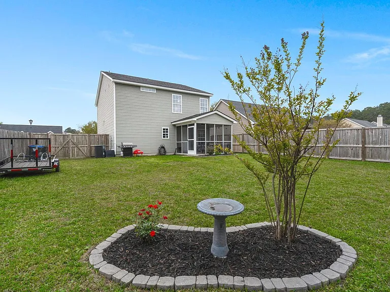 Avonshire Dr — Photo 2
