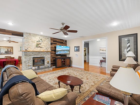 3rd image of 517 Beachplum Rd