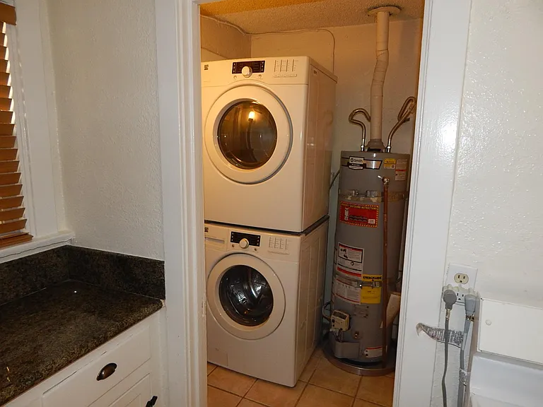 809 E Tujunga Ave — Photo 16