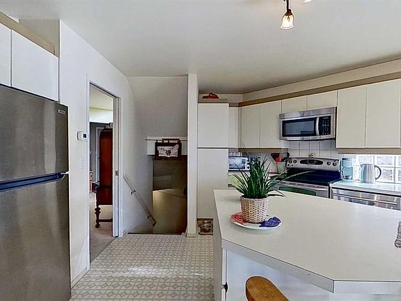 4th image of 2219 N Westmount Rd NW