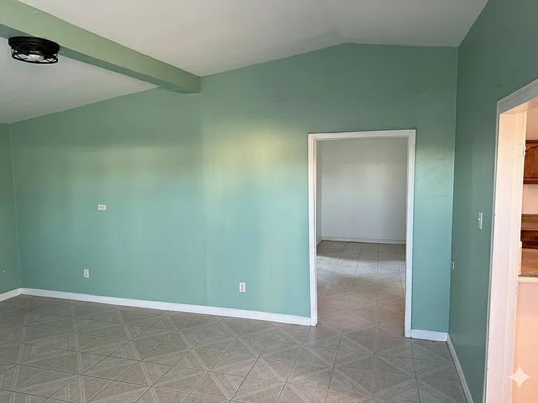 1105 Lakewood Rd — Photo 2