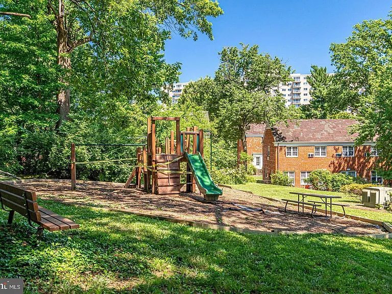 1608 Mount Eagle Pl — Photo 29