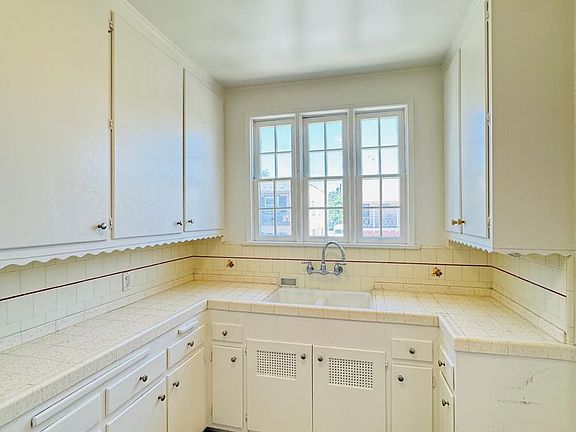 4th image of 337-339 N Gardner St #3375
