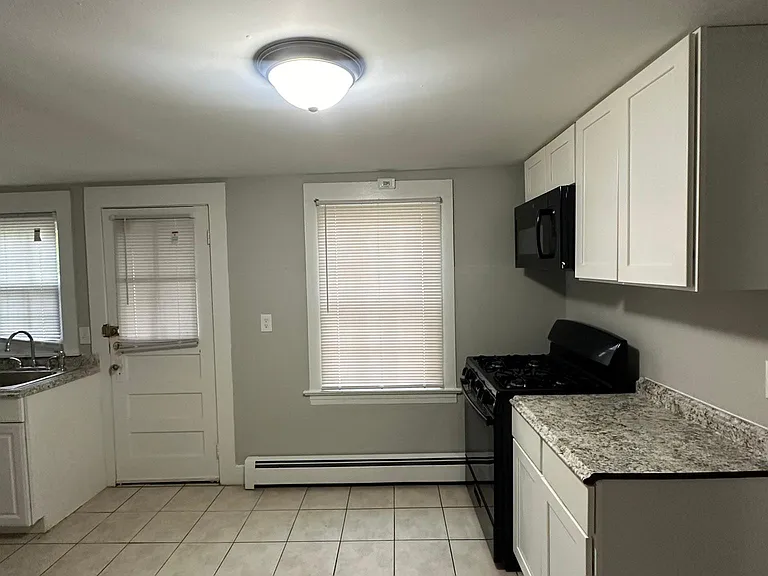 18 Maple St — Photo 5