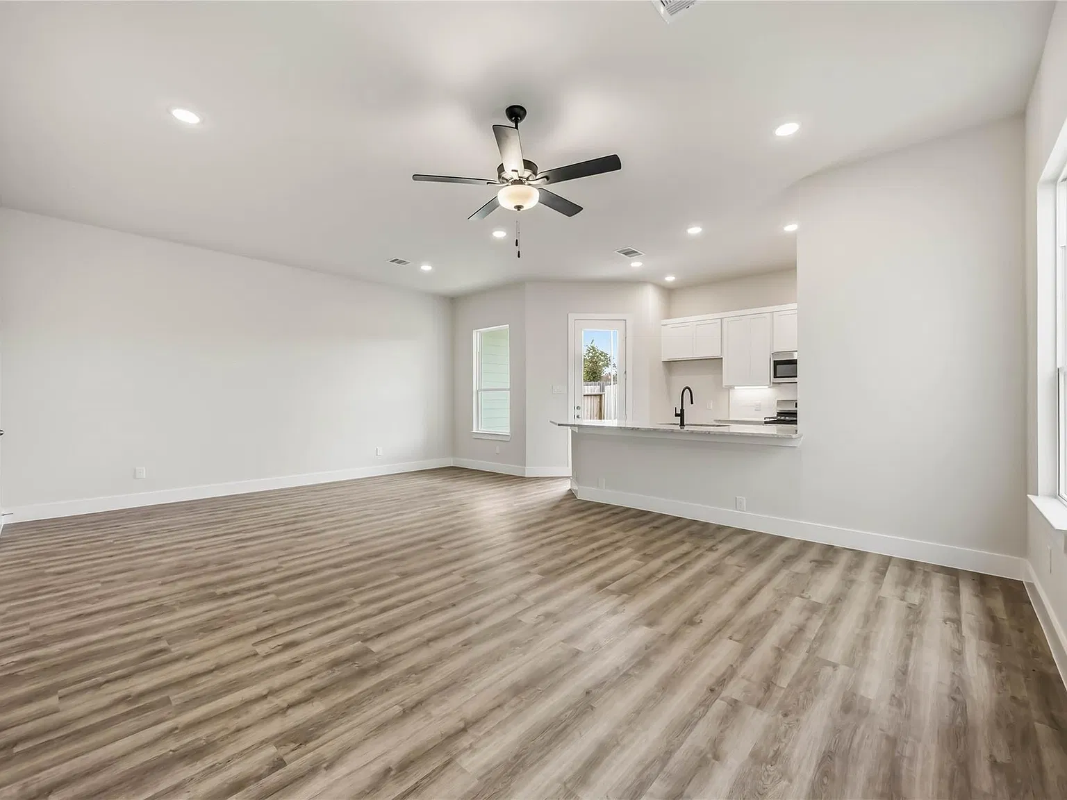 3 bed, 2.5 bath, 1630 sqft, $2,350 — Photo 2