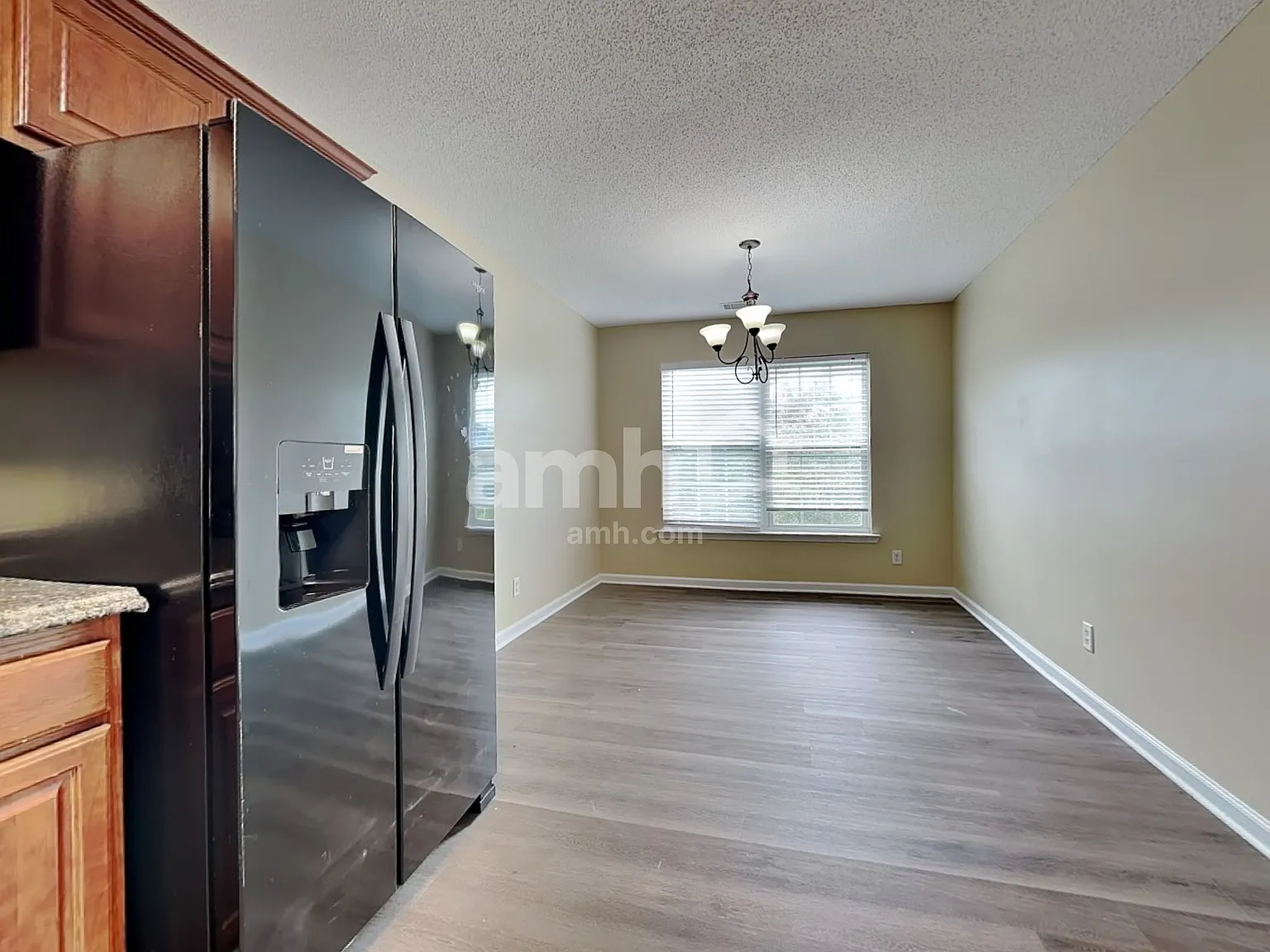 3 bed, 2.0 bath, 2388 sqft, $2,155 — Photo 3