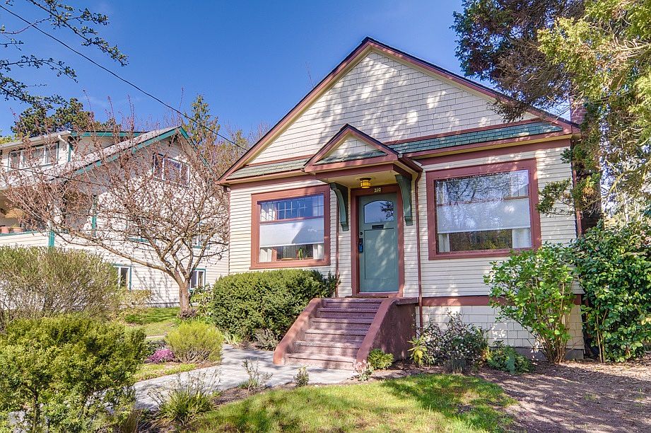 1st image of 210 29th Ave E