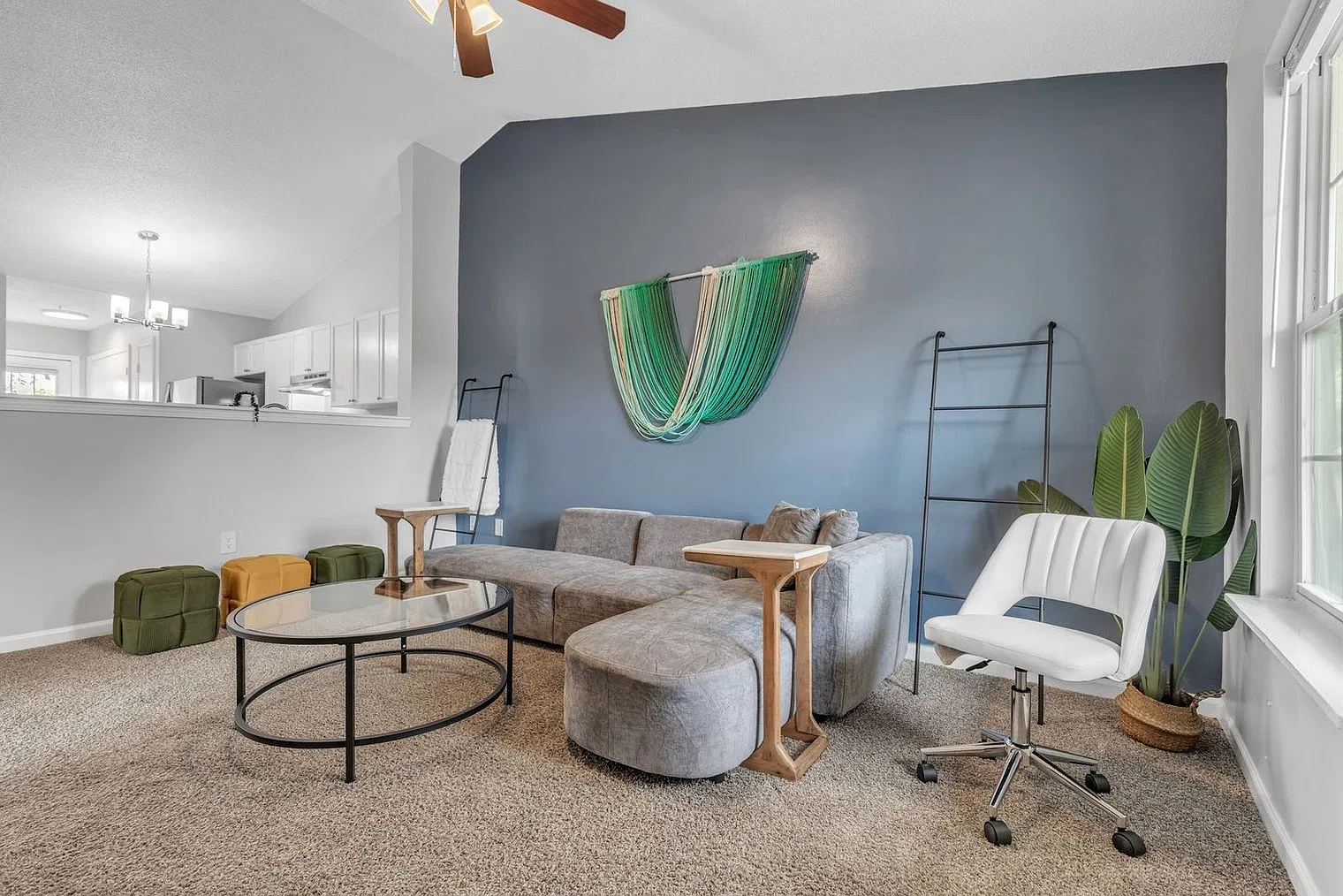 2 bed, 2.0 bath, 1044 sqft, $2,011 — Photo 2