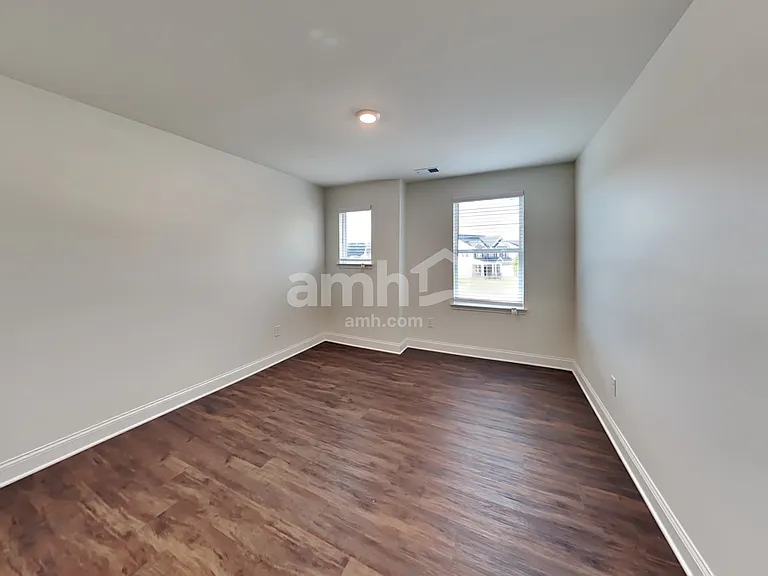 719 Carnaby Ln — Photo 14