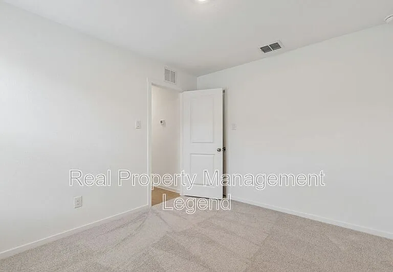 216 Asterwood Ln — Photo 9