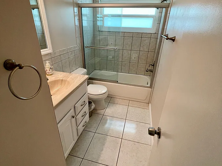 Guest bath w/ tub