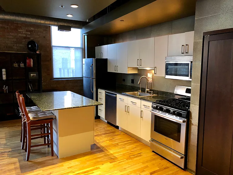 1751 N Western Ave #202 — Photo 4