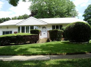 9 Pepper Cir E, Massapequa, NY 11758