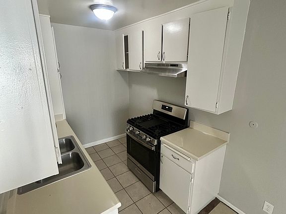 4th image of 20437 Cohasset St APT 4