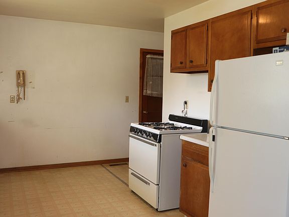 4th image of 410 E 9th St