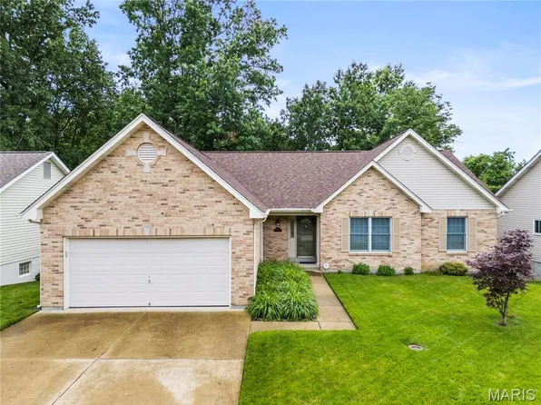 3156 Crystal Lake Dr, Saint Louis, MO 63129