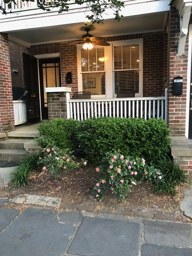 2 bedroom / 1 bath ~ Downtown Charleston — Photo 1