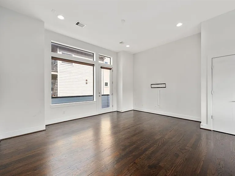 6127 Clyde St #B — Photo 15