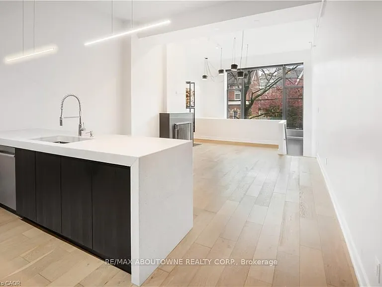 676 Richmond St W #105 — Photo 5