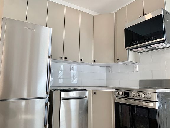 3rd image of 191 Grand St #25A