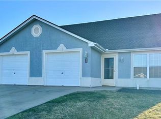 236 SW Chartwell Cir, Lees Summit, MO 64082