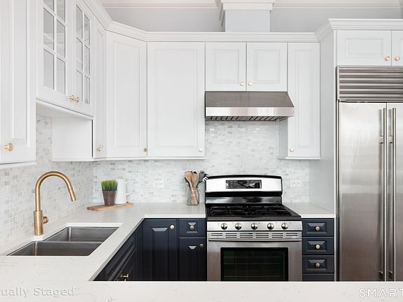 5th image of 80 Roxbury Road