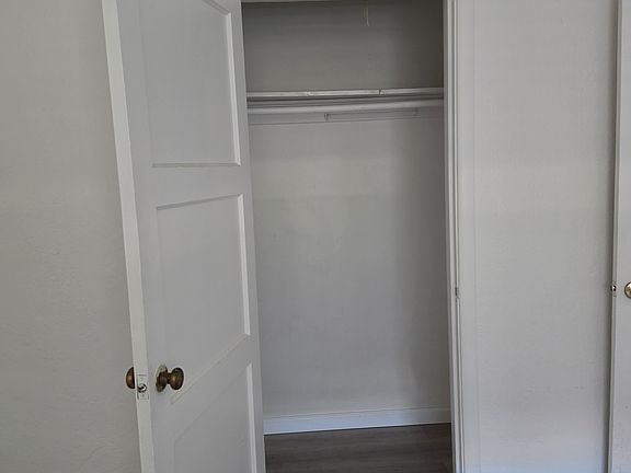 3rd image of 924 21st St APT 4